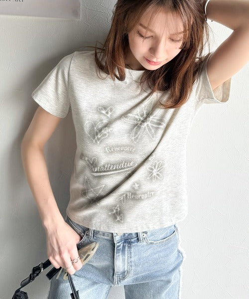 【mily bilet】大人可愛い最旬プリント柄。スプレーライクプリントコンパクトTシャツ（半袖） mi1329024