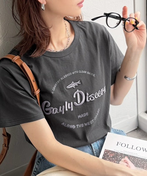 《JaVaジャバコラボ》刺繍とプリントが織りなす唯一無二のデザイン。綿100％おさかな刺繍Tシャツ jv1050359