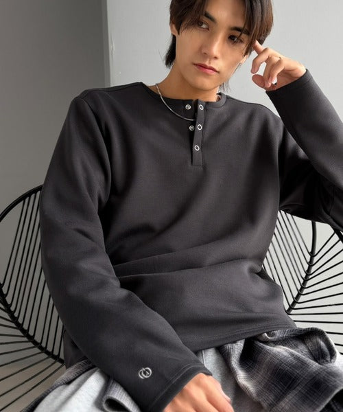 《Classical Origin》首元と袖口で魅せる、大人のゆるT。ダンボール素材ドット釦ヘンリーネックTシャツ（長袖） co1010058