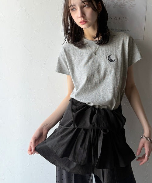 旬のレイヤードスタイルがこれ一着で即完成。ダブルリボン使いキャミ＆ムーン刺繍半袖Tシャツセット ce1265004