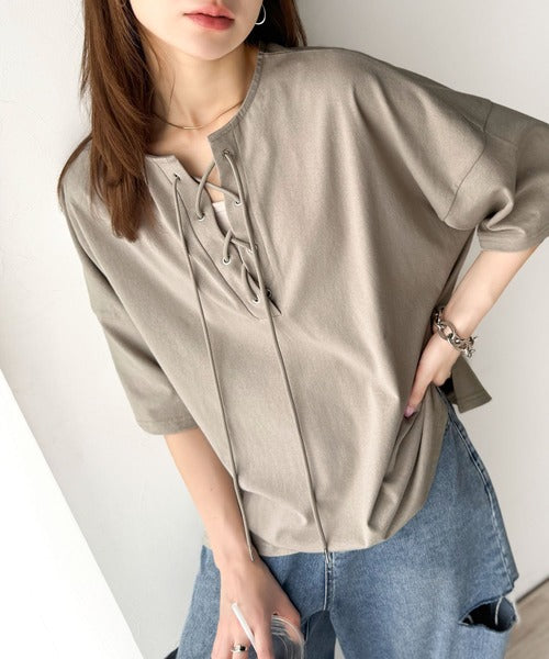 《JaVaジャバコラボ》胸元ひとくせ、抜け感ひとさじ。綿100％ バックロゴプリント 胸元レースアップTシャツ(半袖) jv1260458