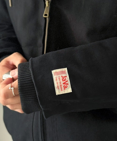 《JaVaジャバコラボ》大人のカジュアルは、素材で魅せる。胸刺繍フード付きコットンツイル 裏キルティングジャケット 綿100％ jo0780029