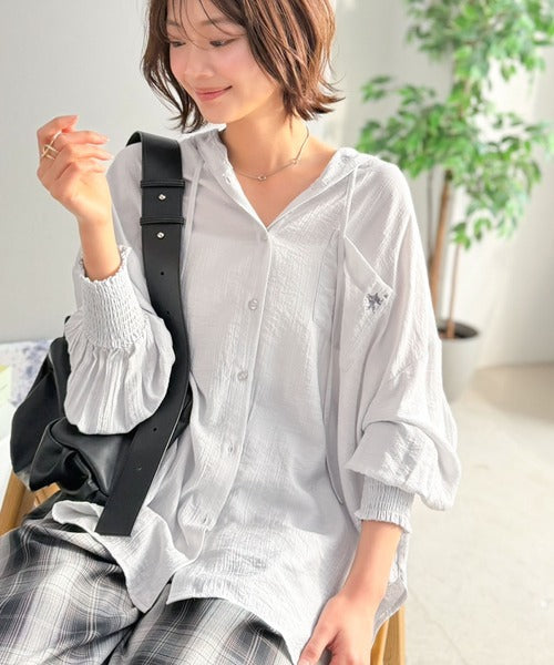【接触冷感機能付き】冷感＆シアー素材で涼しく彩る。胸刺繍フード付きシアーシャツ（長袖） ce1070209