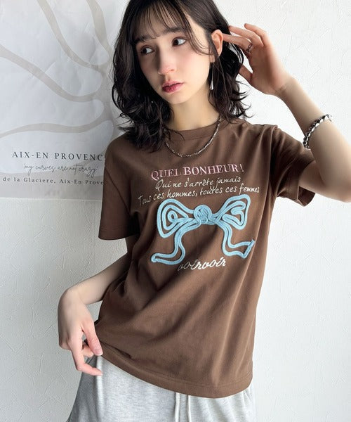 【mily bilet】華やか大人ガーリー。リボンコード刺繍プレートデザインTシャツ mi1329025