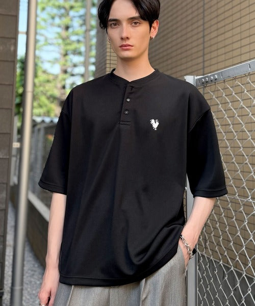 「大人びた遊び心。」刺繍入りハイクオリティダブルフェイス素材バンドカラーポロシャツ／Embroidered High-Quality Double Face Band Collar Polo co1150027