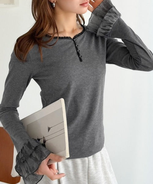 【mily bilet】大人フェミニンを叶える。袖フリルレースヘンリーネックトップス mi1359050