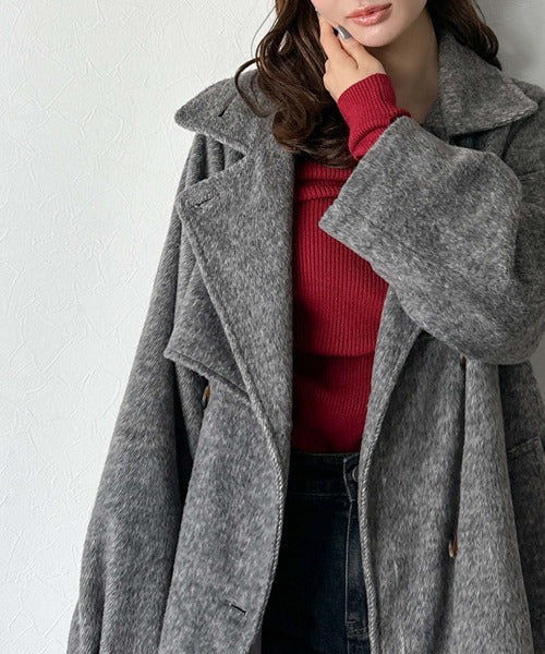 【mily bilet】どの角度から見てもかわいく冬のスタイルを格上げ。フェザーショートシャギーバックル使いコート（ミドル丈） mi1019096