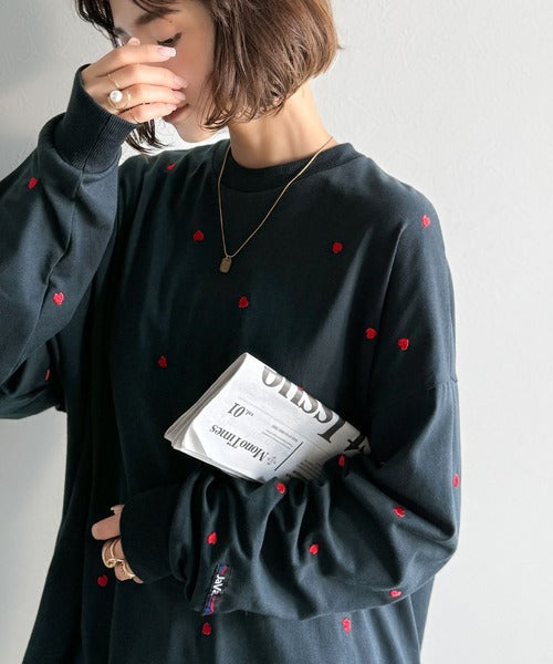 《JaVaジャバコラボ》“可愛い”がさりげなく溶け込む。袖ネーム付きミニハート総刺繍Tシャツ(長袖) jv1010498