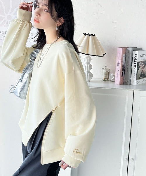 トレンド感と遊び心をプラス。袖口ワンポイント刺繍アシメファスナーラウンドネックロンT（長袖） ce1265003