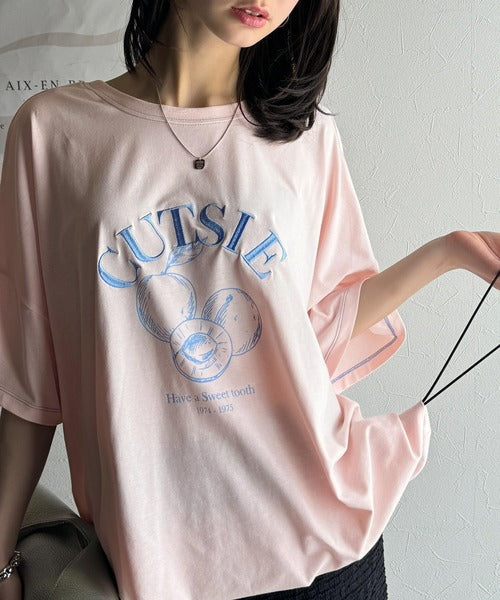 毎日のスタイルを楽しく彩る。前後2way裾ドロストフルーツグラフィックTシャツ ce1050269