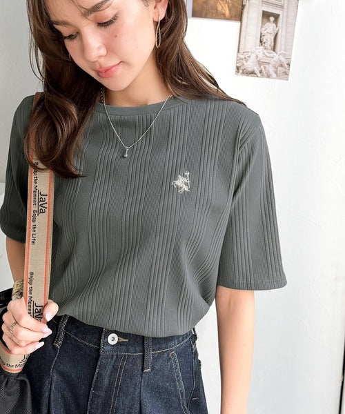 品よく、すっと、毎日に馴染む。オーガニックコットンランダムリブ胸元刺繍Tシャツ（半袖） ce1260538