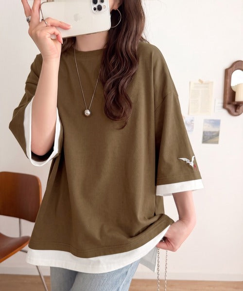 《JaVa ジャバコラボ》1枚でサマ見え。ゆるシルエットに重ね着風がこなれ見え。バックプリント×袖刺繍レイヤード風ドッキングTシャツ（オーバーサイズ） jv1010601