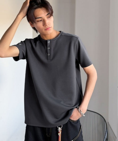 【接触冷感機能付き】肩切り替えショート丈ダンボール素材ヘンリーネックTシャツ／Shoulder Panel Cropped Double-Knit Henley T-Shirt co1010056
