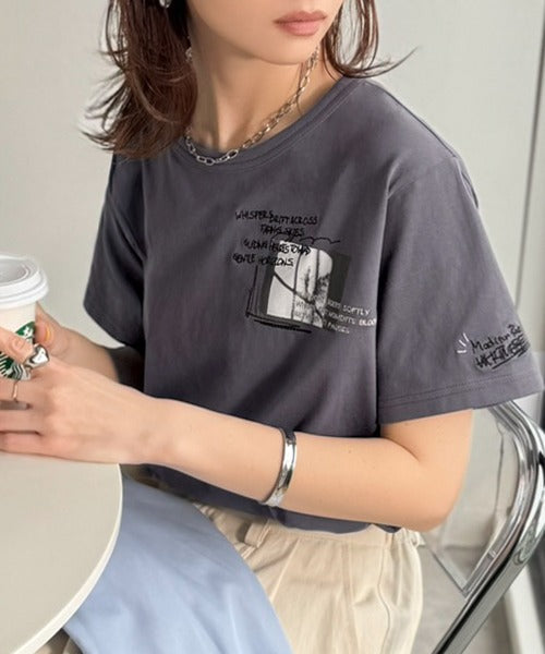 ラフでも品格、シンプルでも存在感。オーガニックコットン混 綿100％ グラフィック飛び刺繍フォトTシャツ（半袖） ce1260537