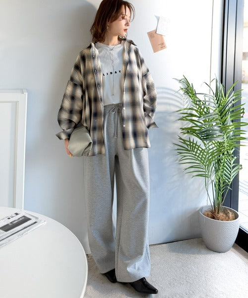 綿100％で仕立てた、大人の贅沢感。チェック柄サイドスリットオーバーサイズシアーシャツ ce1010535