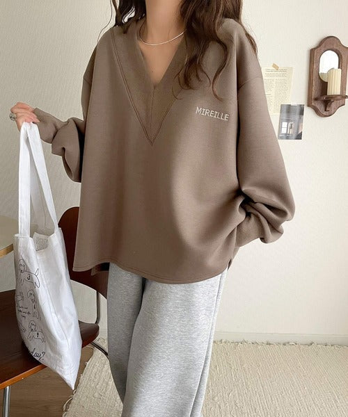 抜け感と上品さを両立。深めのネックで小顔見え♪ 胸刺繍Vネックダンボールニットトップス（長袖） ce1110130