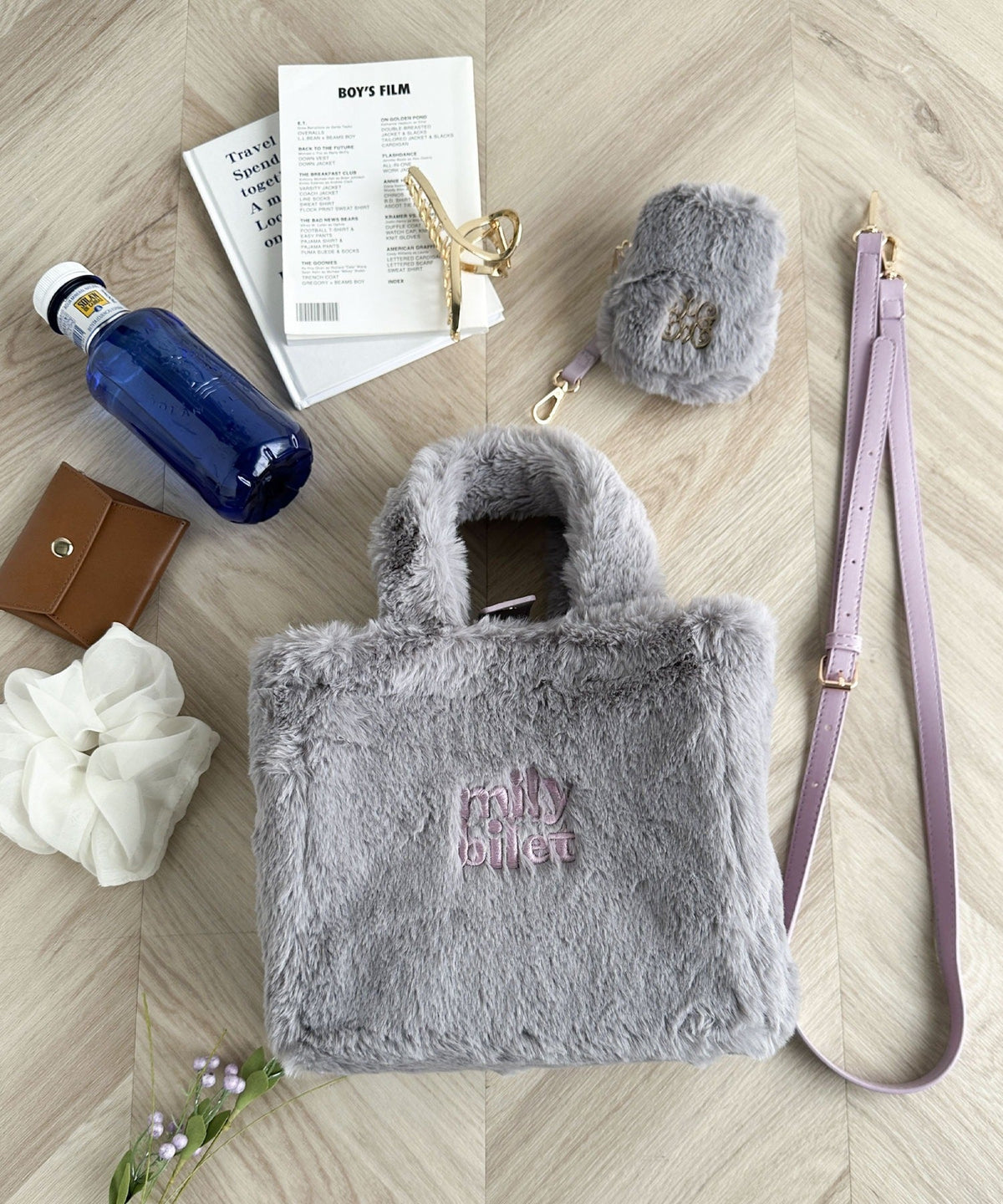 【mily bilet】ふわふわのファーで魅了する。ミニポーチ付きロゴ刺繍ファーショルダーバッグ mi1159036