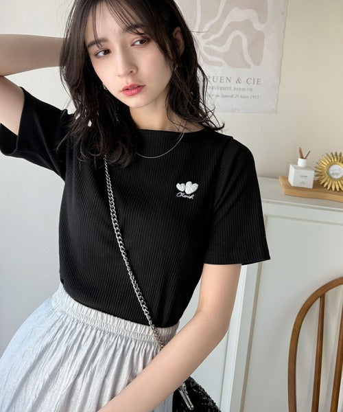 胸元にキュン。ハートサガラ刺繍テレコリブ素材ボートネックTシャツ（半袖） ce1330019