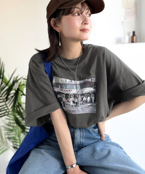 《JaVaジャバコラボ》【接触冷感機能付き】ラフな一枚に物語を。海外フォト刺繍オーバーサイズTEE（半袖） jv1260548