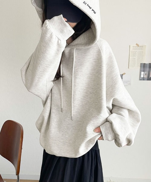 《JaVaジャバコラボ》デイリーもお出かけも、ゆるっと可愛く決まる♪バック刺繍裏起毛パーカー(長袖) jv1330044