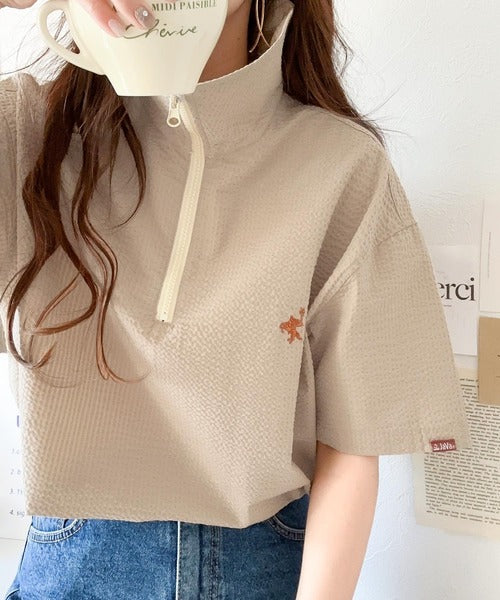 《Javaジャバコラボ》一点投入で好印象コーデ。胸刺繍サッカー素材ハーフジッププルオーバー jv1260175