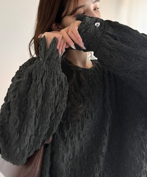 甘さは素材に、こなれ感はシルエットに。シャーリングジャガード素材ボリュームスリーブ袖ボタン使いコクーンシルエットプルオーバー（長袖） ce1050410