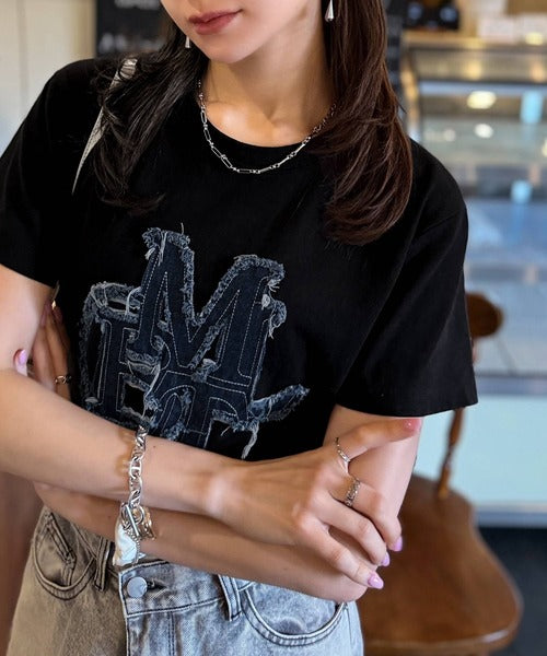 【mily bilet】遊び心を忍ばせておしゃれを一新。デニムフリンジワッペン使いTシャツ mi1329037