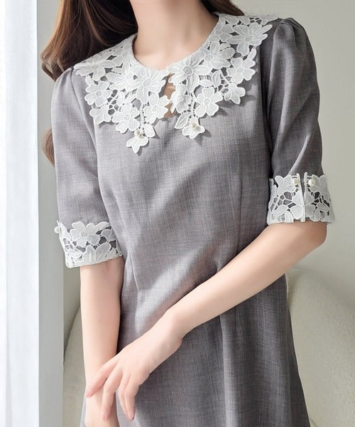 【mily bilet】贅沢な花柄レースが導く、大人の気品。襟配色レースリネンライクワンピース mi1139117