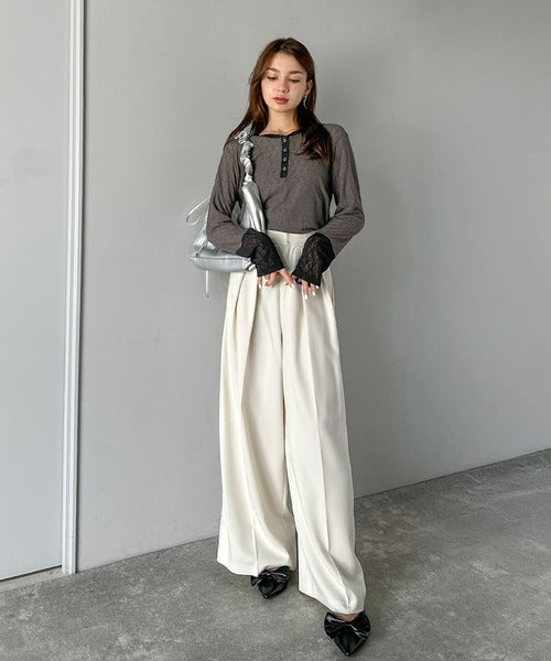 【mily bilet】シンプルさの中にフェミニンさをプラスしたデザイン。袖配色レースヘンリーカットソー（長袖） mi1019107