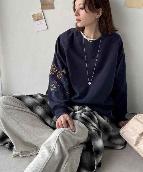 ハンドメイド風刺繍に釘付け。前後2wayランダム袖刺繍裏起毛スウェット ce1050222