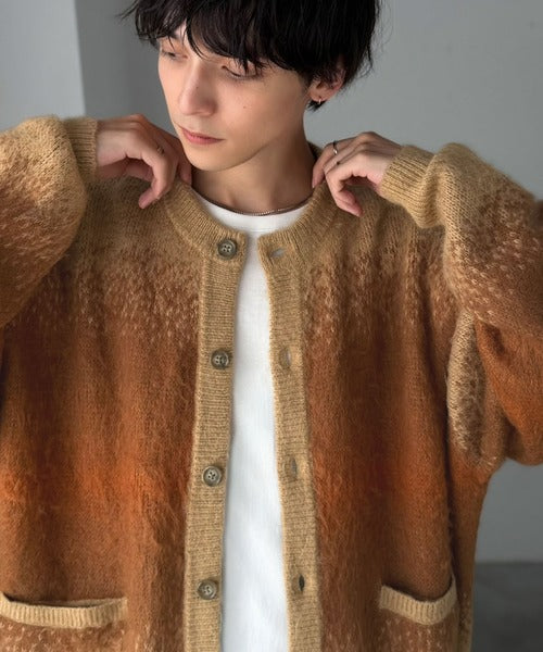 《JaVaジャバコラボ》ニュアンスに酔いしれる。グラデーションボーダー柄クルーネックカーディガン jo1150110