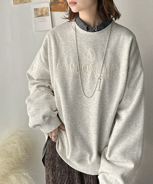 《JaVa ジャバコラボ》微配色刺繍の上品ロゴデザイン。刺繍カレッジロゴ裏起毛スウェット jv1330040