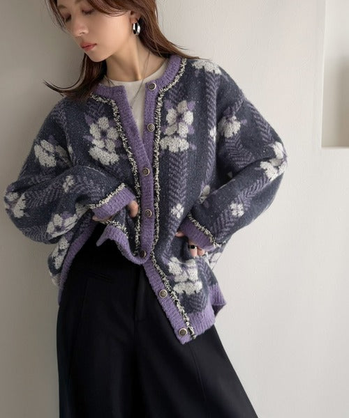 一枚で、レトロ可愛いの全部盛り。花柄ジャガード×ゴールドボタン フリンジニットカーディガン(長袖） ce1020398
