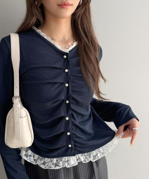 【mily bilet】レース×ギャザー×パールボタンで甘さをぎゅっと。テレコレース前立てトップス（長袖） mi1359077