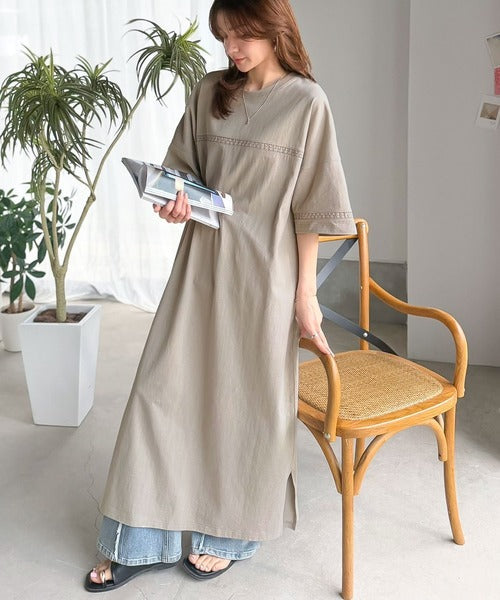 《JaVaジャバ コラボ》一枚で決まる抜け感シルエット。ハシゴレースオーバーサイズロングワンピース jv1050379