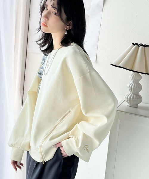 トレンド感と遊び心をプラス。袖口ワンポイント刺繍アシメファスナーラウンドネックロンT（長袖） ce1265003