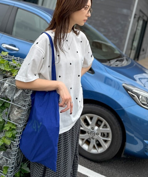 《JaVaジャバコラボ》春夏のカジュアルに、大人の“可愛い”をプラス。ミニハート刺繍Tシャツ（半袖） jv1010470
