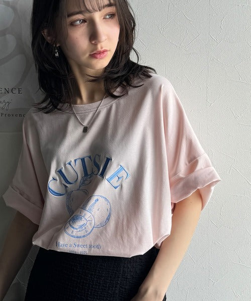 毎日のスタイルを楽しく彩る。前後2way裾ドロストフルーツグラフィックTシャツ ce1050269