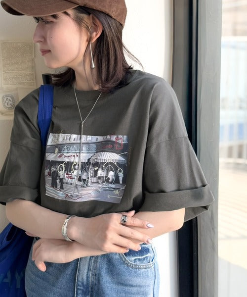 《JaVaジャバコラボ》【接触冷感機能付き】ラフな一枚に物語を。海外フォト刺繍オーバーサイズTEE（半袖） jv1260548