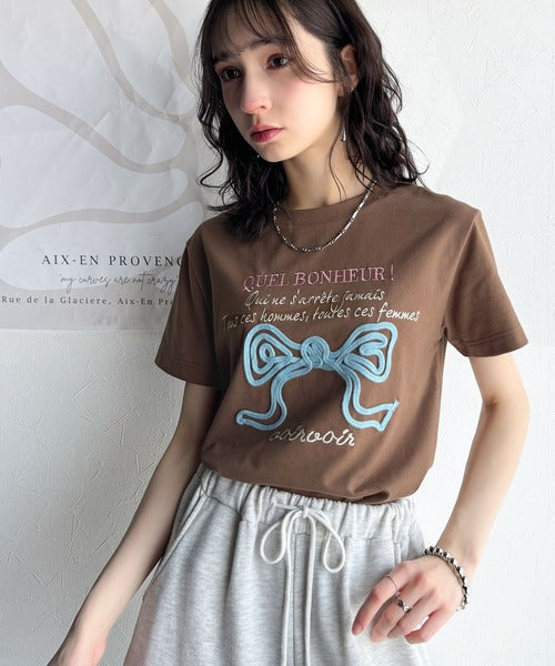 【mily bilet】華やか大人ガーリー。リボンコード刺繍プレートデザインTシャツ mi1329025
