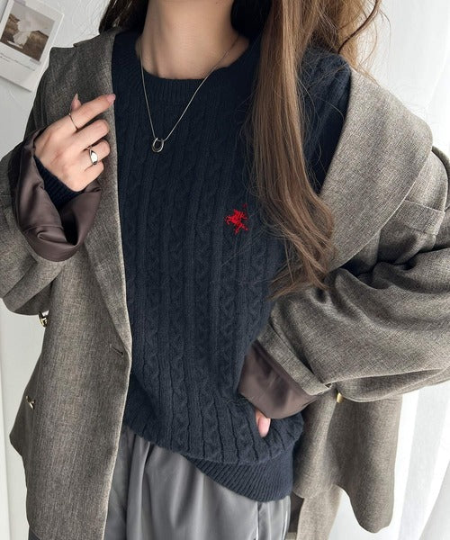 レトロ上品なトラッドテイスト。ワンポイント胸刺繍ケーブルニットプルオーバー ce1050238