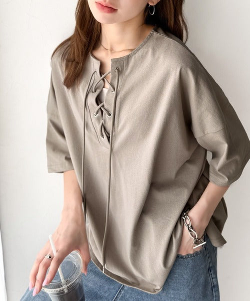 《JaVaジャバコラボ》胸元ひとくせ、抜け感ひとさじ。綿100％ バックロゴプリント 胸元レースアップTシャツ(半袖) jv1260458