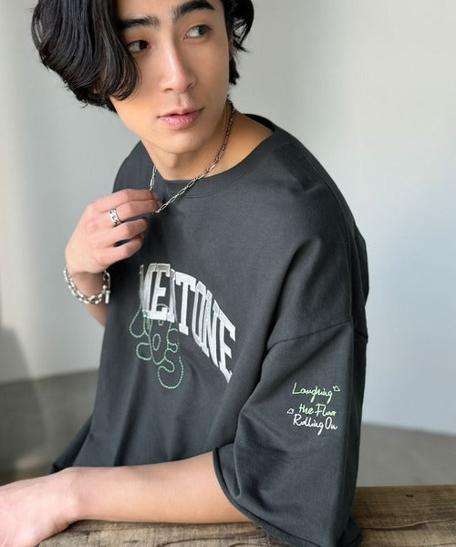 《JaVaジャバコラボ》【吸水速乾機能付き】Tシャツ派にこそ試してほしい！さらっと夏場も快適なカレッジロゴ 飛び刺繍 ミニ裏毛Tシャツ jo1150097
