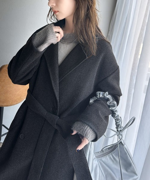 洗練された秋冬スタイルを彩る。フェイクウールベルト付きダブルチェスターコート（ロング丈） ce1010355