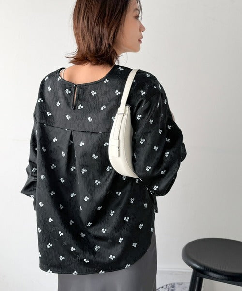 【Classical Evon】品よく、大人の装いに華やぎを。ジャガード小花柄キャンディスリーブブラウス（長袖） ev1025023
