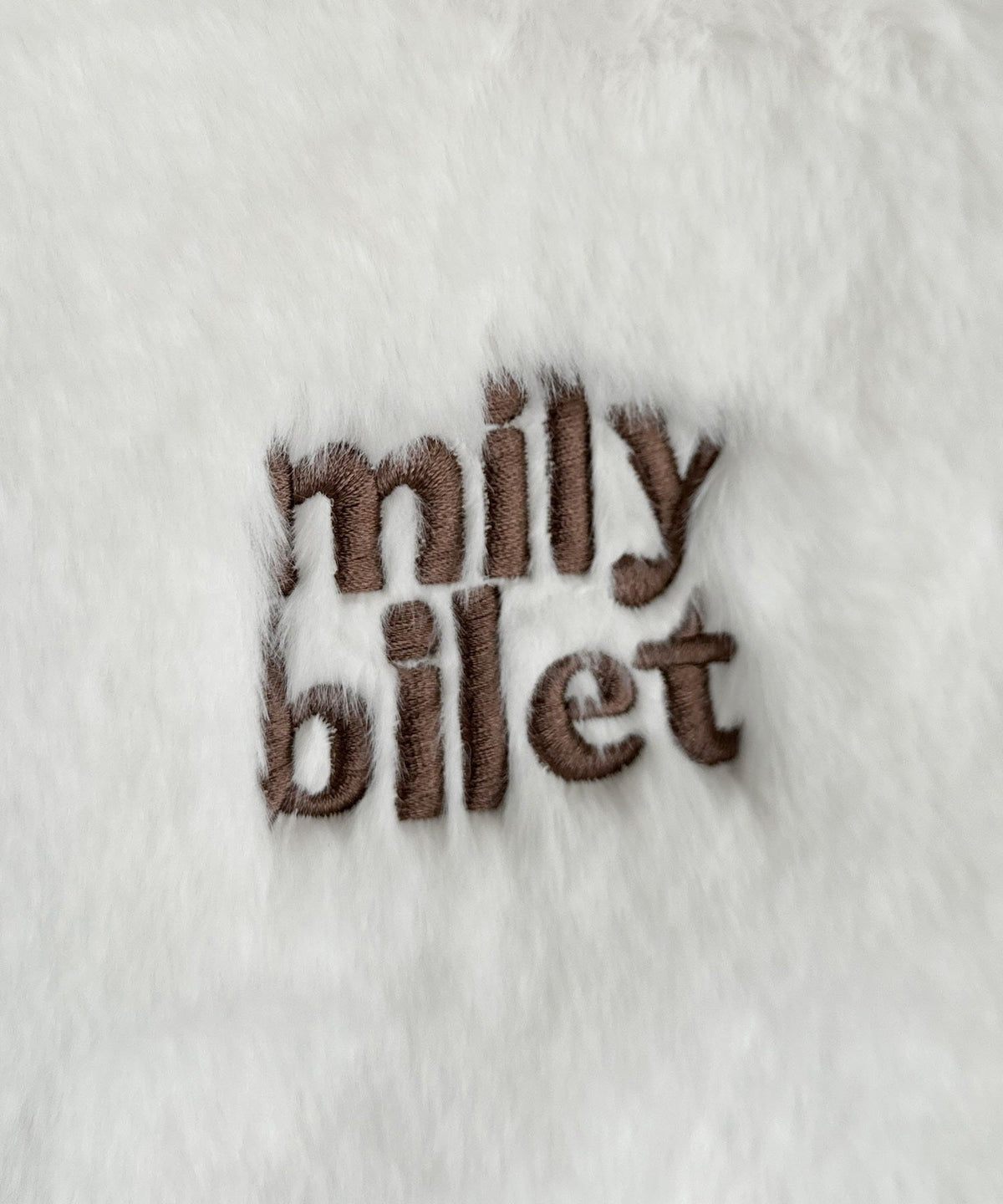 【mily bilet】ふわふわのファーで魅了する。ミニポーチ付きロゴ刺繍ファーショルダーバッグ mi1159036