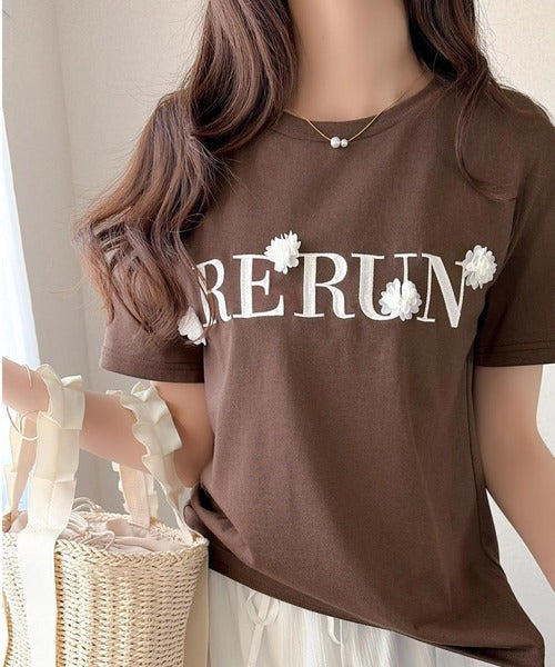 【mily bilet】フロント刺繍でさりげなく華やぐ♪ 立体花モチーフＴシャツ（半袖） mi1359053