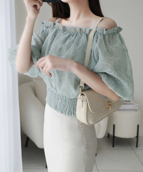 【mily bilet】あなたのスタイルにさらなる魅力をプラス。オフショル2WAY花柄コード刺繍バックリボンブラウス mi1139077