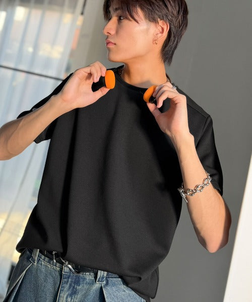 【接触冷感機能付き】肩切り替え袖刺繍ショート丈ダンボール素材Tシャツ／Shoulder Panel Cropped Double-Knit T-Shirt co1010055