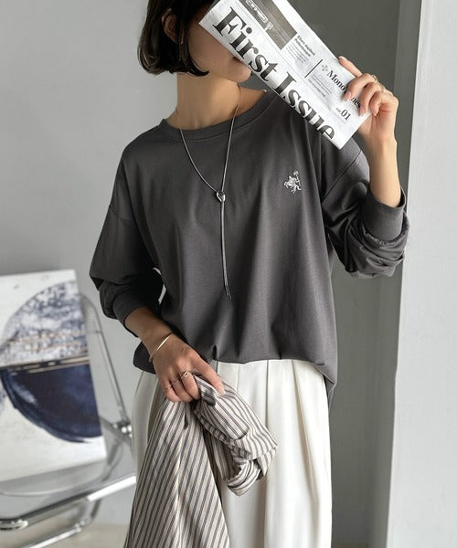 後ろ姿も、抜かりなく。胸刺繍 シルケット素材 ゆったりシルエット レイヤード バックヘンリー 長袖 ロンTEE ce1020307